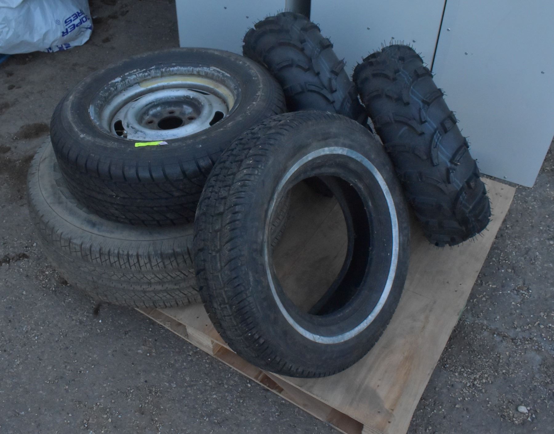 Mixed Rims PALLET OF MIXED TIRES - SIZES AND TYPES - RIMS, NO