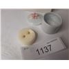 Image 2 : Genuine Jade Pierced Earrings with porcelain storage container