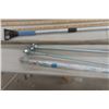 Image 5 : Ice Chopper, Spade Hoe, 3 Yard Sticks, 2 Pieces Threaded Rod, Snow Brush