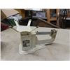 Image 4 : Vintage White Sewing Machine + Small Triner Candy Scale