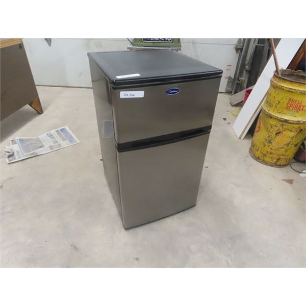 Clariton Bar Fridge + Freezer Model CFOL34DS 19 " x 20" x 33"