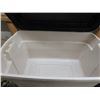 Image 3 : 6 Rubbermaid Extra Large Totes with Hinged Lids