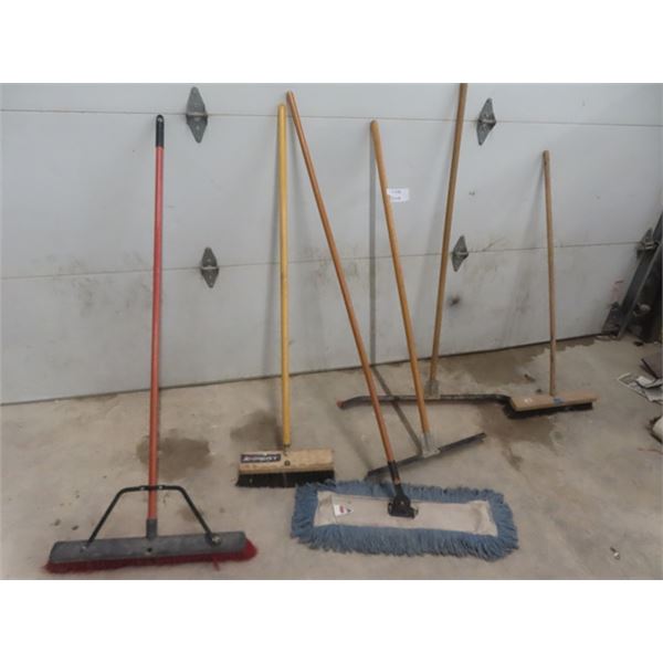 4 Different Floor Brooms & 2 Floor Squeegees