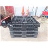 Image 1 : 4 Plastic Pallets