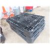 Image 2 : 4 Plastic Pallets