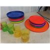 Image 2 : Kool-Aid Pitcher + 16 Glasses & Colorful Plates