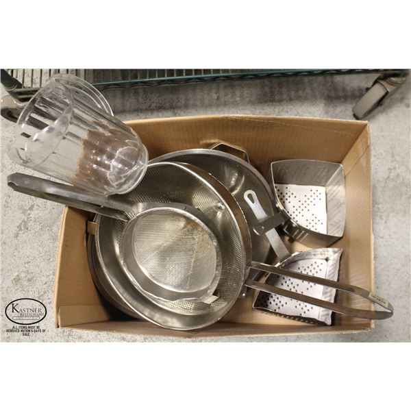 ASSORTED LOT OF S/S STRAINERS (X5), LARGE PLASTIC