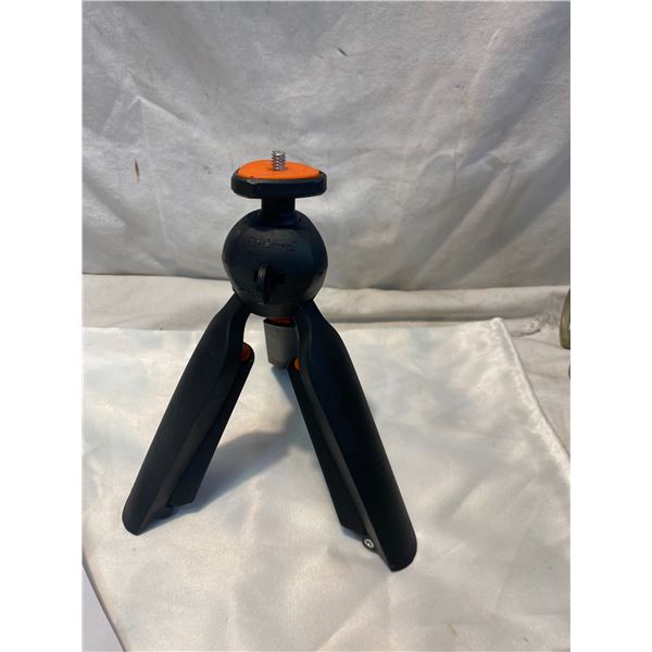 Uninstalled camera stand