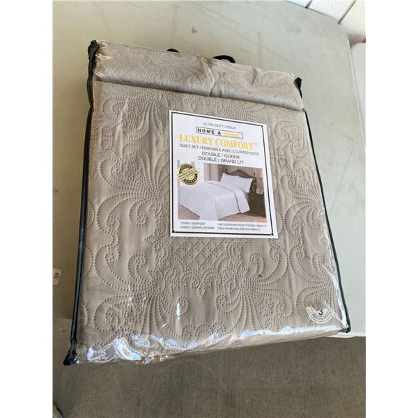 Double/queen quilt set new