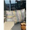 Image 1 : Two throw pillows
