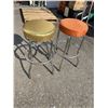 Image 1 : 2 stools