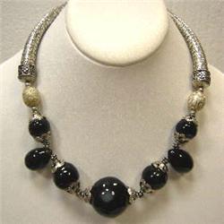 565 CTS BLUE AGATE NECKLACE - 18 INCHES
