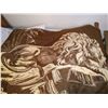Image 10 : 5-PC BDRM SET, VANITY (MISSING MIRROR); STOOL, SIDETABLE, 4-DRAWER CHEST, DOUBLE BED & BEDDING. W/ C