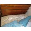 Image 12 : 5-PC BDRM SET, VANITY (MISSING MIRROR); STOOL, SIDETABLE, 4-DRAWER CHEST, DOUBLE BED & BEDDING. W/ C