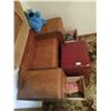 Image 15 : 5-PC BDRM SET, VANITY (MISSING MIRROR); STOOL, SIDETABLE, 4-DRAWER CHEST, DOUBLE BED & BEDDING. W/ C