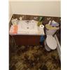 Image 3 : ALL CONTENTS BSMT BATHROOM: TOWELS, SHOWER CURTAIN, SOAP, WALL HANGINGS.