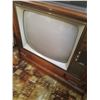 Image 5 : COFFEE TABLE, TWO TVS, VCR, BOX OF BOOKS, TABLE AND LAMP