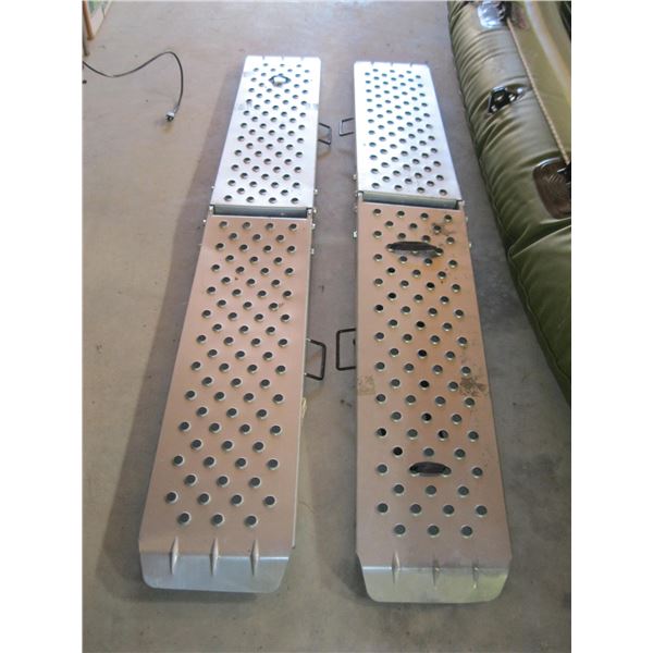 SET OF REESE EXPLORER FOLDING RAMPS