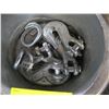 Image 2 : CAN OF KING CHAIN HOOKS & SMALL LOT OF CHAIN