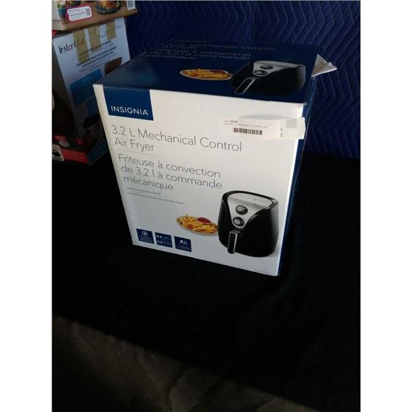 INSIGNIA 3.2 MECHANICAL CONTROL AIR FRYER TESTED AND WORKING, RETAIL $149
