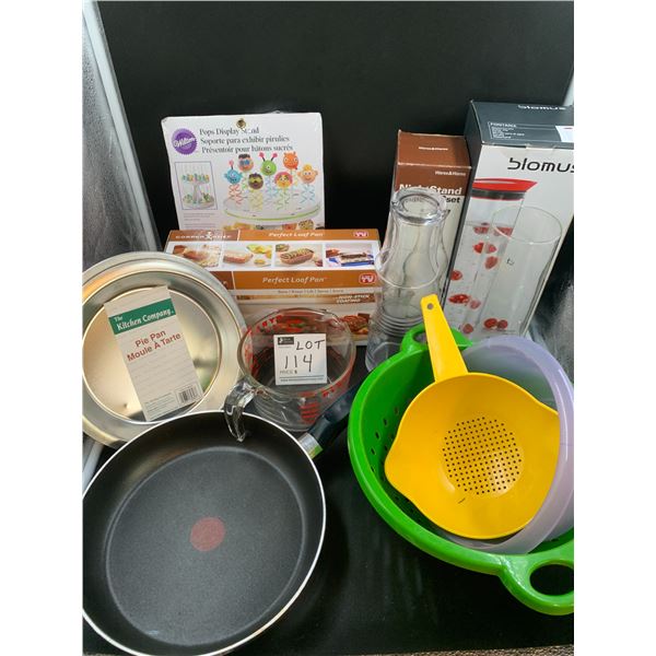 Cooking Ware Frying Pan Tupperware Lot of Items