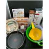 Image 1 : Cooking Ware Frying Pan Tupperware Lot of Items