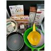 Image 3 : Cooking Ware Frying Pan Tupperware Lot of Items