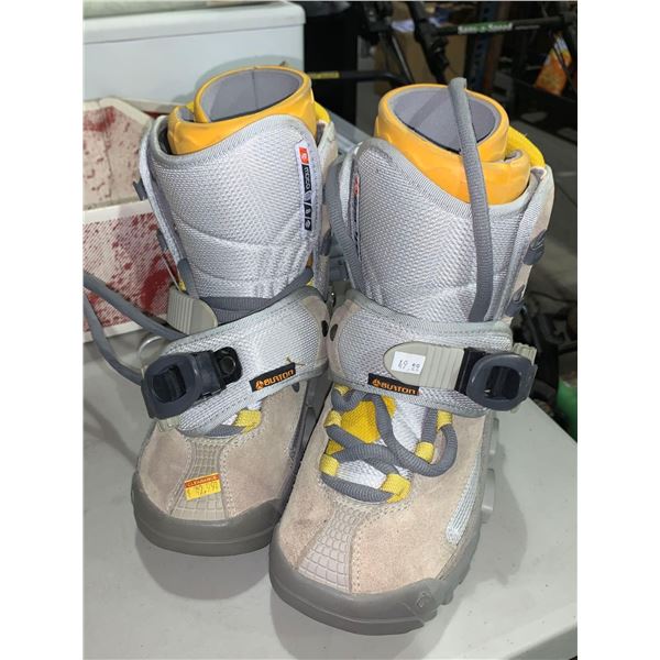 Womens Moto Si Snowboard Boots size 6