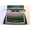 Image 2 : Royal Quiet De Luxe Typewriter (in Case)