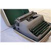 Image 3 : Royal Quiet De Luxe Typewriter (in Case)