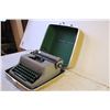 Image 4 : Royal Quiet De Luxe Typewriter (in Case)