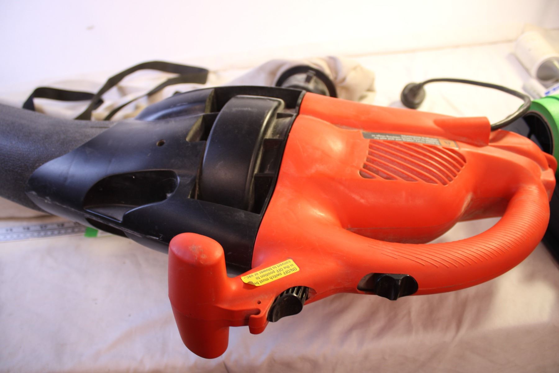 Black Decker Leaf Hog Vacuum System Working Bodnarus Auctioneering black-decker-leaf-hog-vacuum-system-working-bodnarus-auctioneering