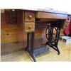 Image 5 : Singer sewing machine with cabinet with sewing items
