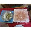 Image 3 : (2) Collector plates - frosted bowl, pink depression plate