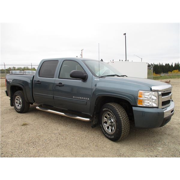 2009 Chevy LS Silverado 4x4 Crew Cab - 4.8L Engine 162,466KM (very good condition, almost new tires)