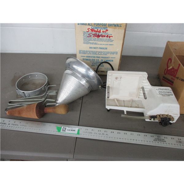 Berry press, masher + stand, wire pump