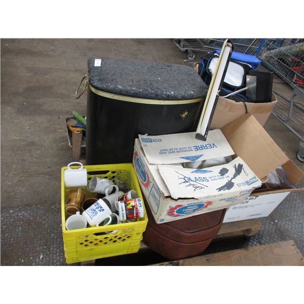 Pallet with household related - oven dishes, footstool, hamper, misc