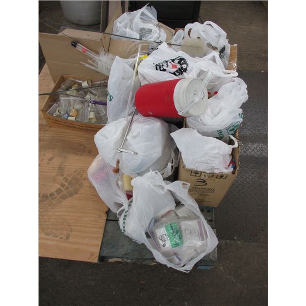 Pallet with winery related items, organizer