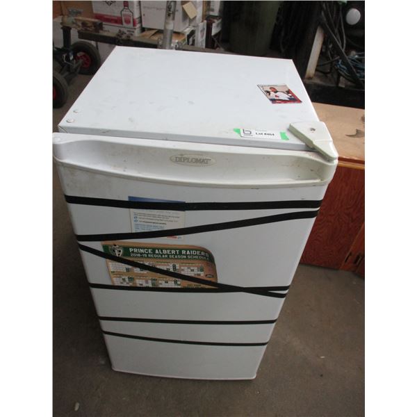 Diplomat bar fridge (working)