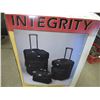 Image 2 : Integrity luggage set in box