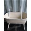 Image 12 : Wicker Bassinet & Scale Cat C