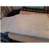 Image 9 : Wool Blankets & More Cat C