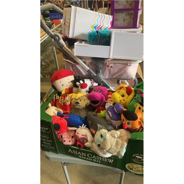 TRAY OF STUFFED TOYS INCLUDING SESAME STREET, BARNEY, DOCTOR SEUSS, CAILLOU, MINECRAFT, BABY YODA AN