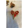 Image 2 : 8 VINTAGE BROOCHES - 4 CHRISTMAS THEMED, SOME COPPER, AND ONE HANDPAINTED CLOWN