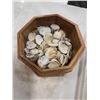 Image 5 : LOT AND TRAY OF SHELL JEWELRY AND SHELLS