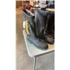 Image 2 : 2 PAIRS STEEL TOE RAIN BOOTS - SIZE 12 AND OTHER