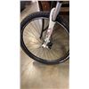 Image 2 : WHITE JAMIS BIKE