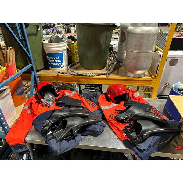 2 MUSTANG SURVIVAL DRY RESCUE SUIT WITH 2 PAIRS OF BLACK NEOPRENE GLOVES, 2 PAIRS OF US DIVERS