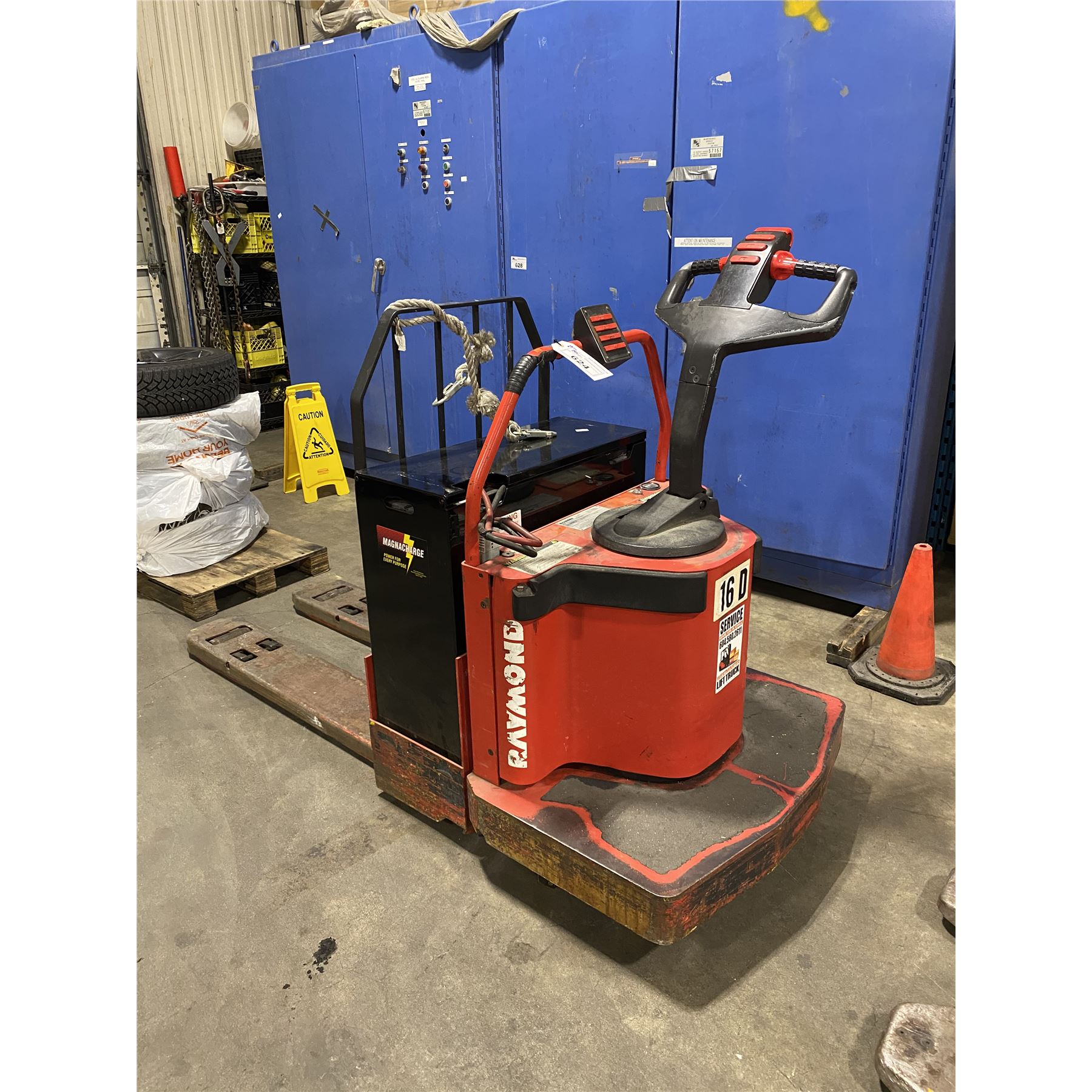 Raymond Rideable Jack RAYMOND 112TM-FRE60L 24V 6000LBS CAPACITY INDUSTRIAL SINGLE PALLET ...