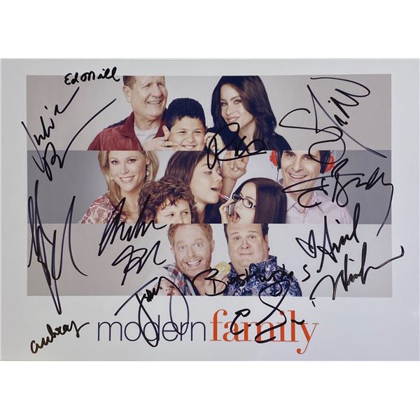 Autograph Signed  Modern Family Photo